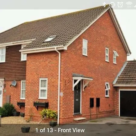 Ideally Located Contemporary 3 Bed Spacious House Wainscot Exterior photo