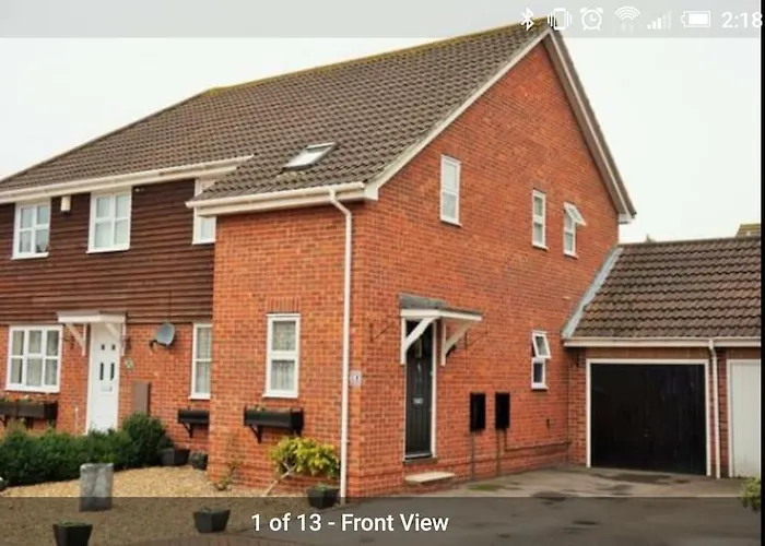 Ideally Located Contemporary 3 Bed Spacious House