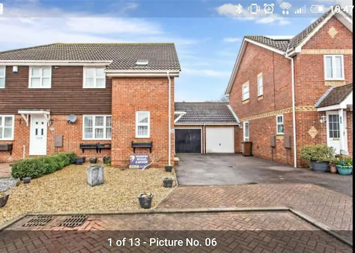 Ideally Located Contemporary 3 Bed Spacious House