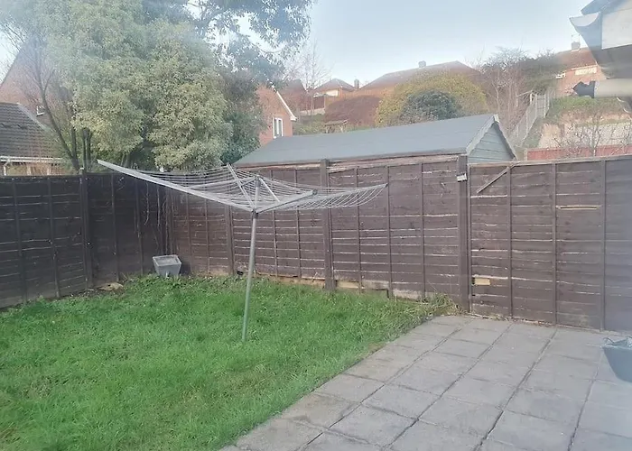 Ideally Located Contemporary 3 Bed Spacious House