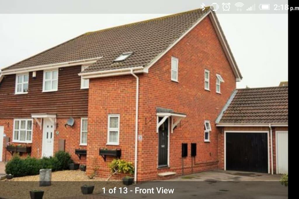Ideally Located Contemporary 3 Bed Spacious House *