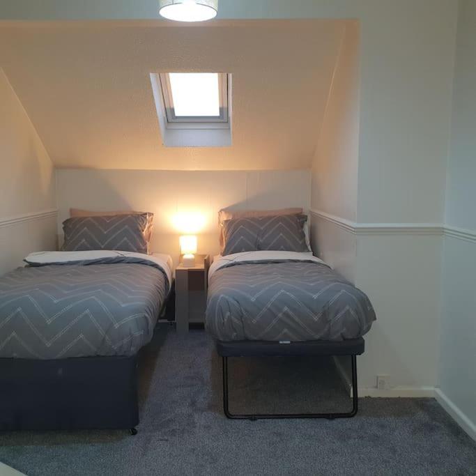 Holiday home Ideally Located Contemporary 3 Bed Spacious House *