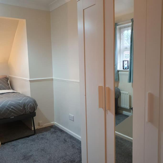 Ideally Located Contemporary 3 Bed Spacious House *