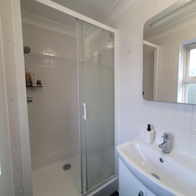 Ideally Located Contemporary 3 Bed Spacious House Holiday home *