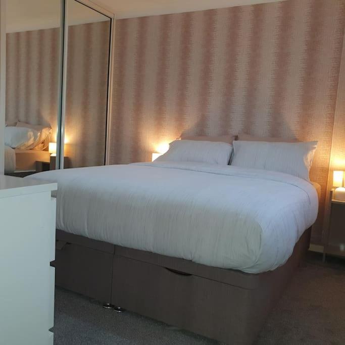 Ideally Located Contemporary 3 Bed Spacious House