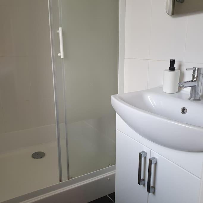 Ideally Located Contemporary 3 Bed Spacious House * Wainscot