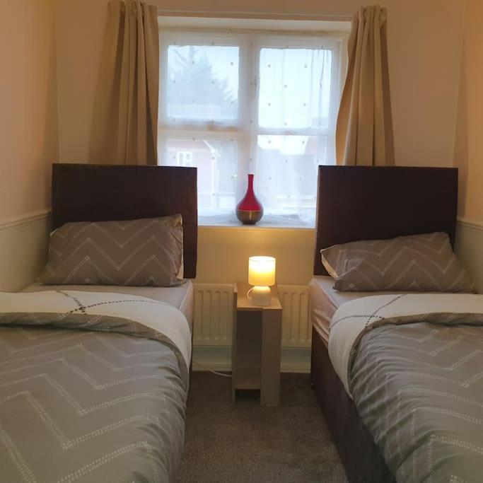 Ideally Located Contemporary 3 Bed Spacious House Wainscot