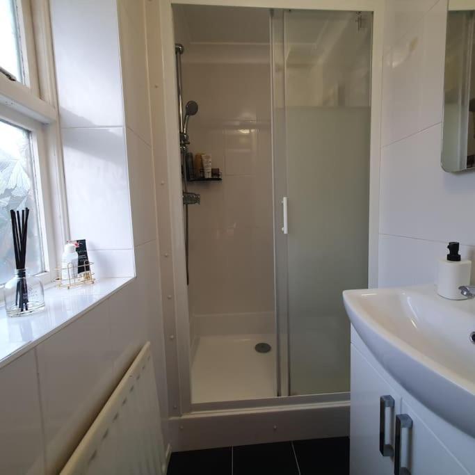 Holiday home Ideally Located Contemporary 3 Bed Spacious House
