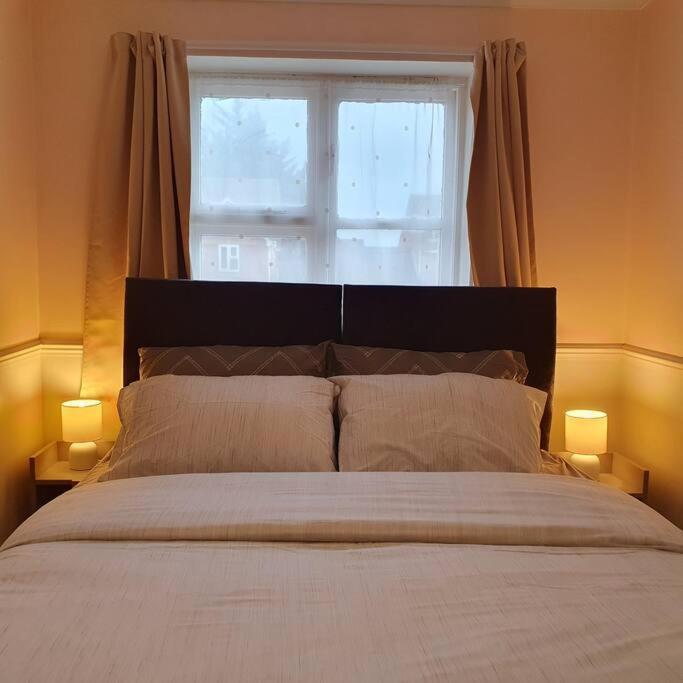 Ideally Located Contemporary 3 Bed Spacious House *