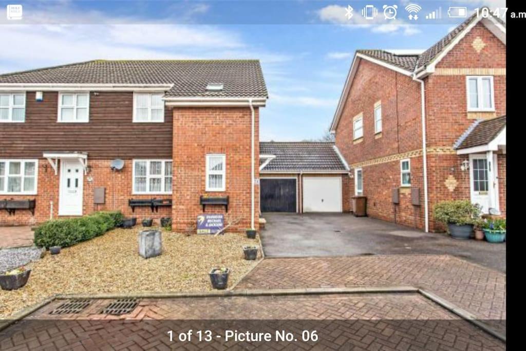 Ideally Located Contemporary 3 Bed Spacious House