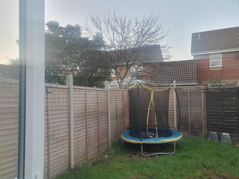 Ideally Located Contemporary 3 Bed Spacious House Wainscot