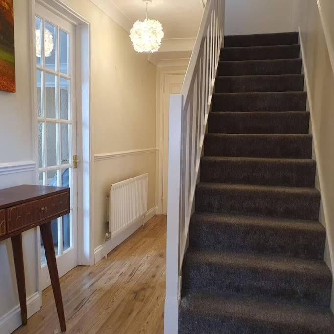 Ideally Located Contemporary 3 Bed Spacious House Holiday home *