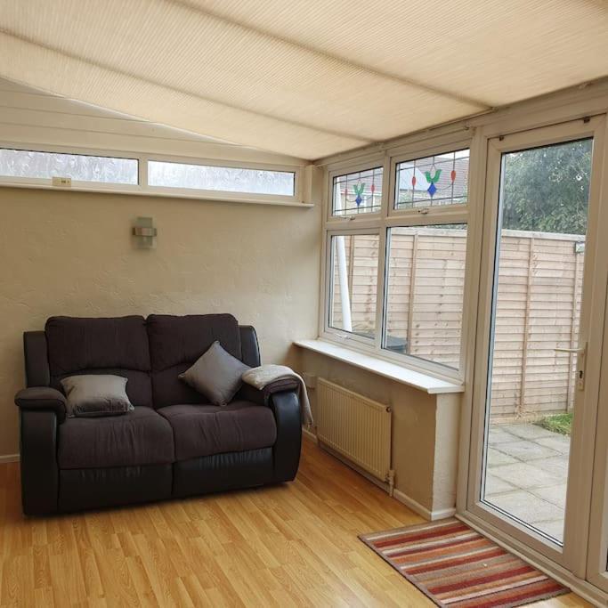 Ideally Located Contemporary 3 Bed Spacious House Holiday home