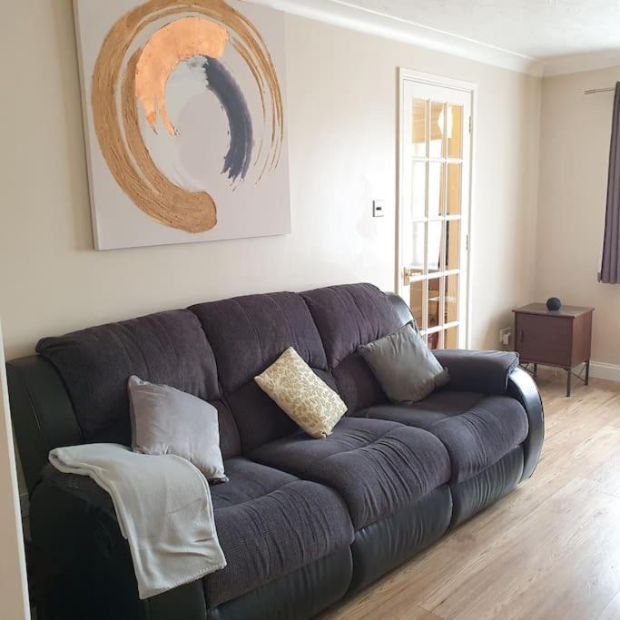 Ideally Located Contemporary 3 Bed Spacious House *