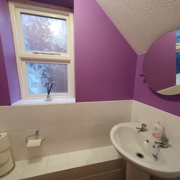 Holiday home Ideally Located Contemporary 3 Bed Spacious House *