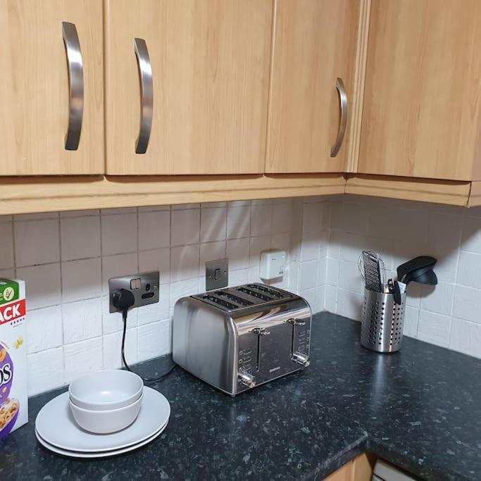 Ideally Located Contemporary 3 Bed Spacious House * Wainscot
