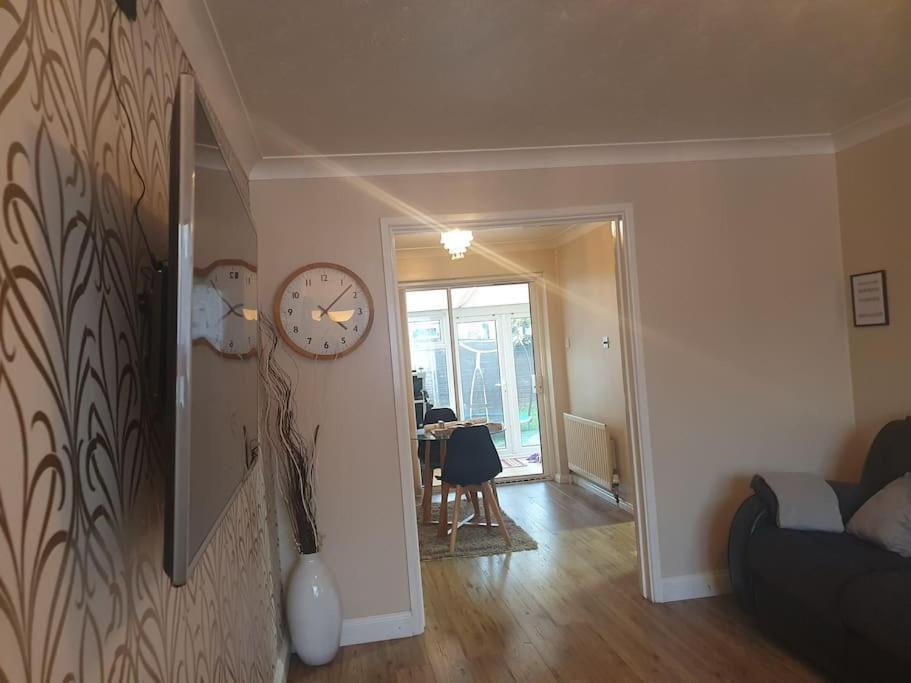 Ideally Located Contemporary 3 Bed Spacious House Wainscot