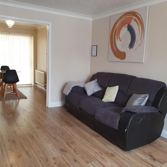 Ideally Located Contemporary 3 Bed Spacious House Holiday home *