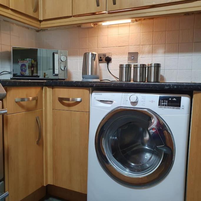 Ideally Located Contemporary 3 Bed Spacious House Holiday home *