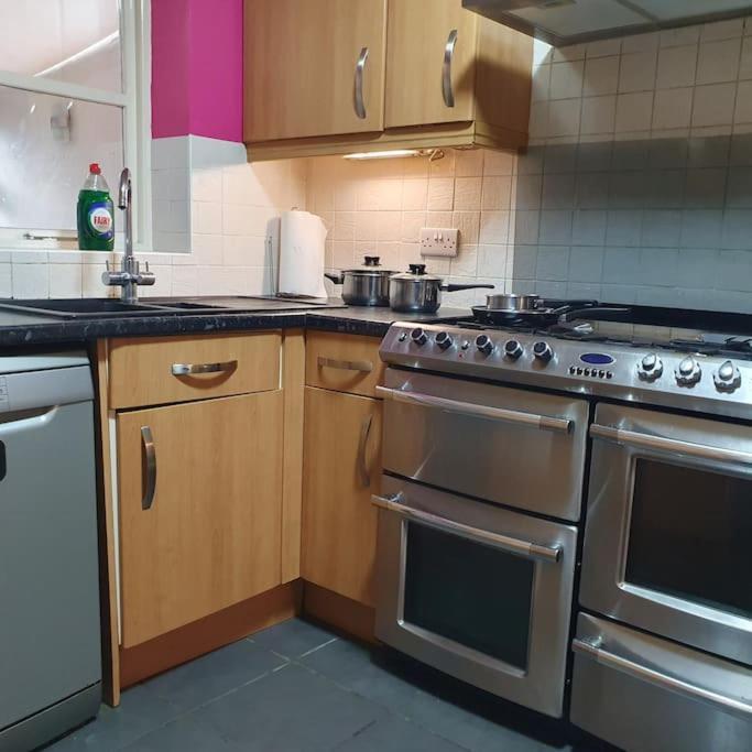 Ideally Located Contemporary 3 Bed Spacious House Wainscot