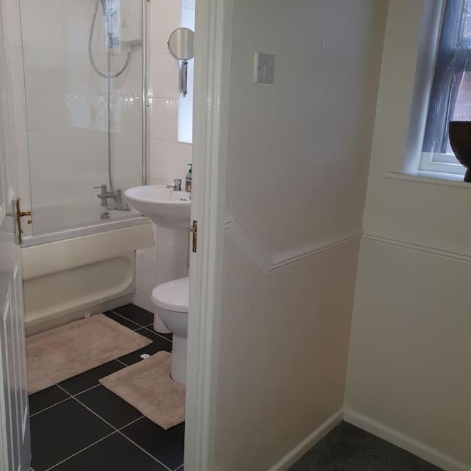 Holiday home Ideally Located Contemporary 3 Bed Spacious House Wainscot