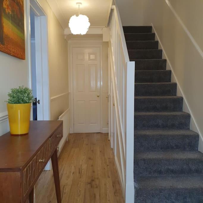 Ideally Located Contemporary 3 Bed Spacious House Holiday home *