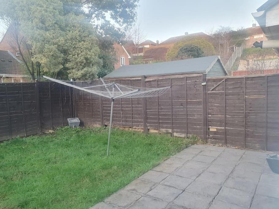 Ideally Located Contemporary 3 Bed Spacious House * Wainscot