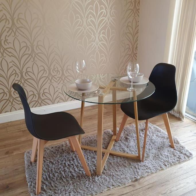 Ideally Located Contemporary 3 Bed Spacious House *