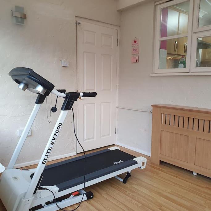 Holiday home Ideally Located Contemporary 3 Bed Spacious House
